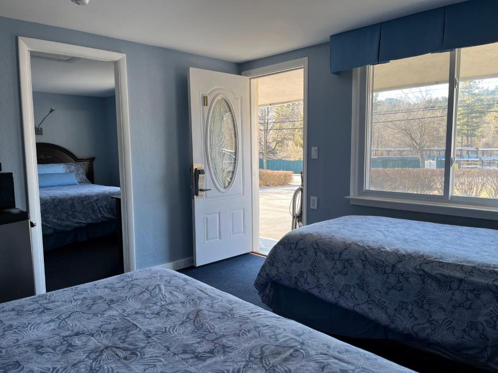Basic Triple Room interior